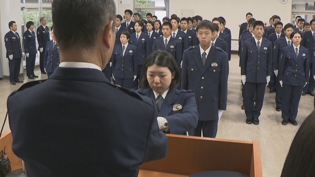 岡山県警察学校で行われた警察手帳の貸与式