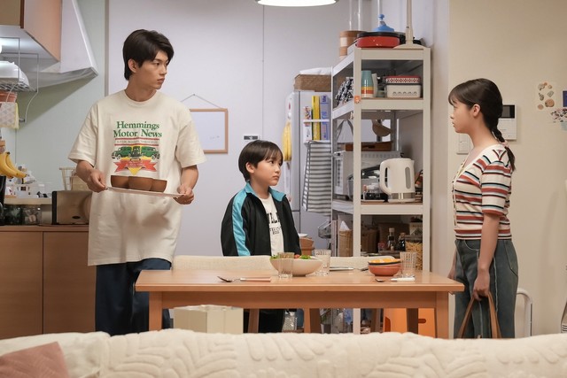 小学生になった娘の花（宮崎莉里沙）と夫・翔也（佐野勇斗）で家族3人、力を合わせて日々を過ごす結　(C)NHK