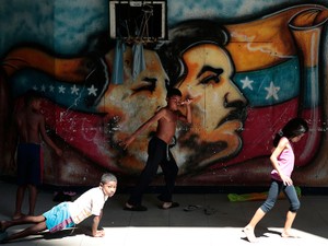 ベネズエラ危機はなぜ膠着するのか　理解するカギは「アメリカ」にある