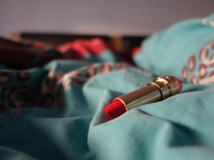 NOが言えない大嫌いな私を変えたのは、「運命」の赤いリップだった