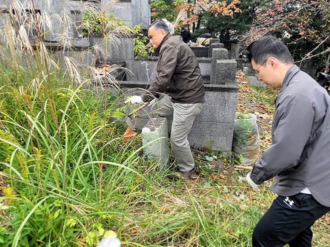 Japan-China group cleans cemetery despite frayed relations