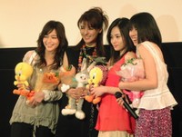 映画「シムソンズ」公開初日舞台あいさつに登壇した（左から）加藤ローサ、藤井美菜、高橋真唯、星井七瀬＝2006年2月18日撮影
