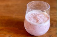 冷凍イチゴと牛乳で作ります