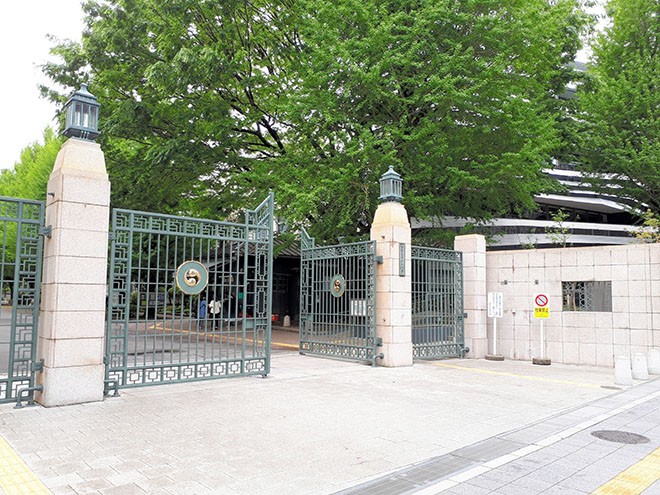 Intruder who left knives on desk of prince handed suspended term ...