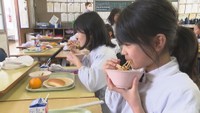 香川県産のアオノリを使った給食を楽しむ小学生