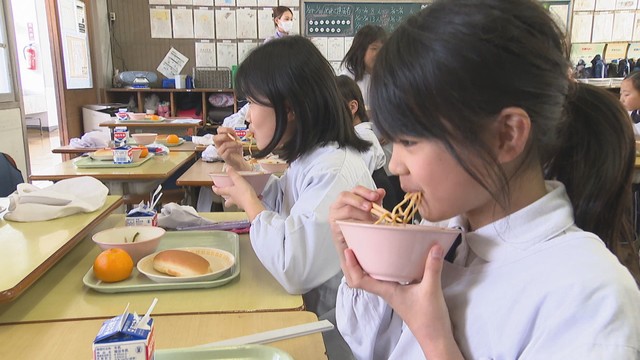 香川県産のアオノリを使った給食を楽しむ小学生