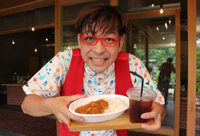 「みんなで子育てできる世の中になれば」との願いを込めてプロジェクトを始めたクマガイタツロウさん＝明石市明石公園、TTT