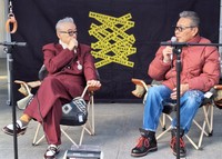 神奈川・茅ヶ崎の地域活性イベントで語り合う田代まさし氏（左）と井上ケイ氏＝茅ヶ崎市役所前