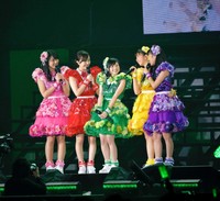 卒業する有安杏果（中央）にサプライズで歌をプレゼントするメンバー4人