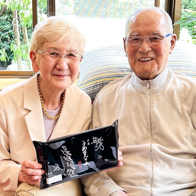 長嶋茂雄さんと梅田多美子さん（2022年、提供）