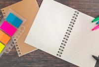 教科ごとに選ぶノートの色は多くの人が同じ？※画像はイメージです（PhotoAC）