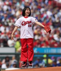 マウンドでかわいくジャンプする藤﨑ゆみあ