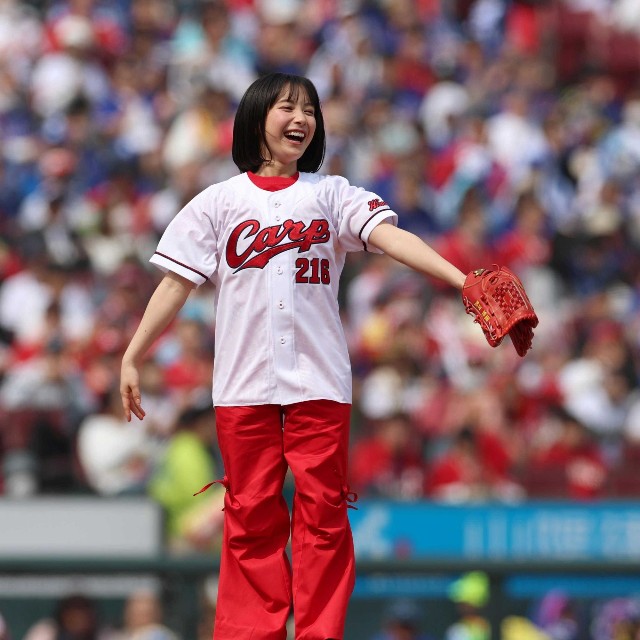 マウンドでかわいくジャンプする藤﨑ゆみあ