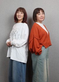 「花＊花」おのまきこ（左）、こじまいづみ＝撮影・石井剣太郎