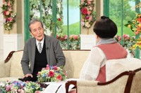 「徹子の部屋」に出演する山本學（左）と司会の黒柳徹子＝テレビ朝日提供