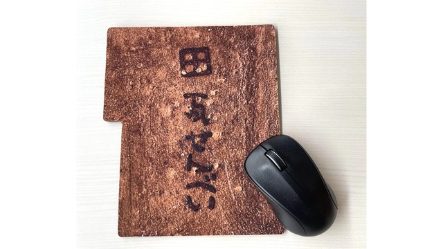 デスクに置くと思わずかじりたくなるかも　「瓦せんべい」モチーフのマウスパッドを4月4日から販売　香川・さぬき市