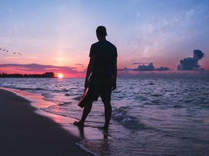 ビーチで波の音を聞きながら働く彼は、ネガティブな私を前向きにする