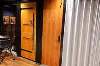 城をイメージした重さ約１００キログラムの扉（中央）