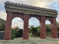 珍スポット、マニアの間で有名な1億円の墓の凱旋門ゲート