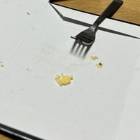 ペっぺちゃんが見ていたケーキのかけら（画像提供：ペっぺさん）