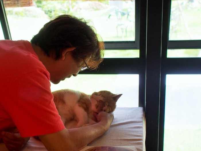 紋次郎をかまう此木画伯の目尻が下がる。