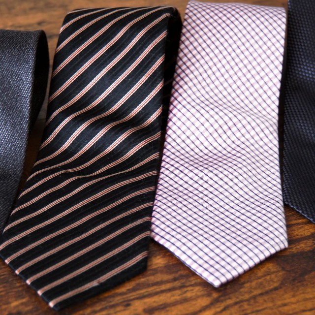 シートベルトの上にネクタイを出せば、擦れ防止に※画像はイメージです（racoo/stock.adobe.com）