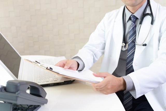 診察15秒で告げられた病名に違和感を感じたという投稿主（photoACより「Beruta」さん撮影、イメージ画像）