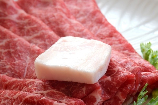 すき焼きに欠かせない牛脂 ※画像はイメージです（kikisora:stock.adobe.com）