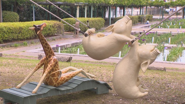かわつ花菖蒲園　坂出在住の彫刻作家の作品も（2024年）