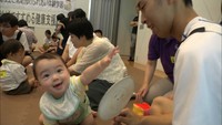 赤ちゃんと遊んで笑顔で触れ合って　高校生が子育てを体験　岡山・真庭市