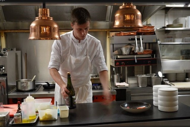 「BŪBO」の厨房の様子。シェフの横にはBentoを入れる有田焼の器がある