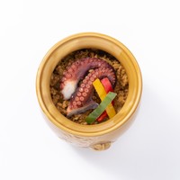 ドライカレーにおなじみの真ダコの旨煮をトッピング（淡路屋提供）