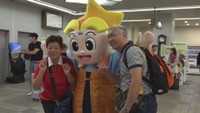 高雄線の利用客らを出迎えたももっち　岡山空港　27日