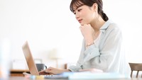 自宅でリモートワークをする女性　※画像はイメージです（japolia/stock.adobe.com）