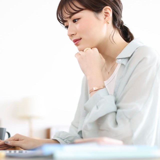 自宅でリモートワークをする女性　※画像はイメージです（japolia/stock.adobe.com）