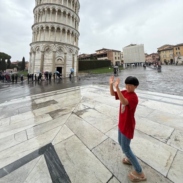 イタリア・ピサの斜塔の前で長男と撮影（木村さん提供）