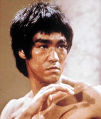 香港映画「燃えよドラゴン」などで、没後に世界的なスターとなったブルース・リー
