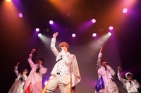 ステージに立つ「楽遊ＢＯＹＳ編集部ＭＥＩＤ」