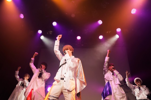 ステージに立つ「楽遊ＢＯＹＳ編集部ＭＥＩＤ」