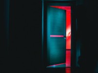 核心には触れない、ギリギリの距離。男友達とカラオケで朝を待った日