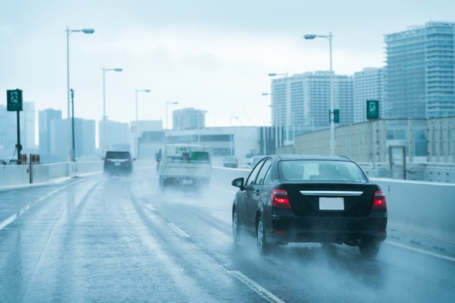 車に損害が生じた自然災害は「大雨・ゲリラ豪雨」が最多　※画像はイメージです（naka/stock.adobe.com）