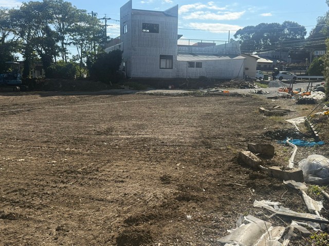 農地を整地中、段ボール箱に気付いたという「HirokA」さん（「HirokA」さん提供）