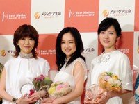 ベストマザー賞を受賞した（左から）渡瀬マキ、永作博美、高島彩＝2015年