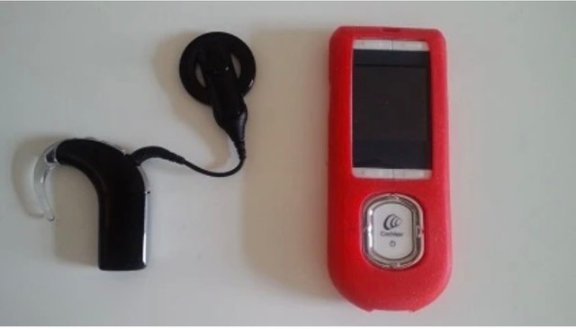 右の赤い機器がぷーどるさんが過去に使っていた人工内耳のリモコン（画像提供：ぷーどるさん）