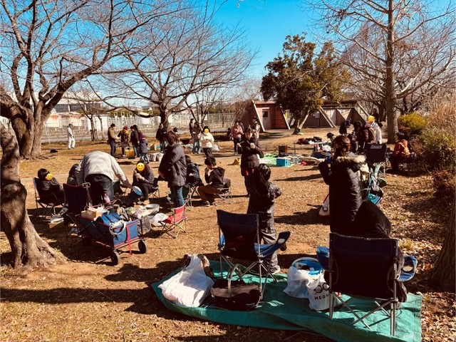 不登校の子を持つ保護者が集まる「親の会」で焼き芋を通じて交流（「川越不登校親の会」さん提供）