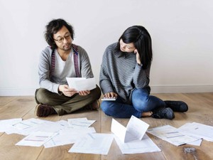 亡くなった父に多額の借金が…。相続放棄や一部だけ相続は可能？期限や手続きを解説