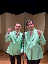 「漫才協会」入会を発表したヤングタウンの錦笑亭満堂（左）と福島暢啓アナウンサー＝19日、東京・浅草東洋館（提供写真）