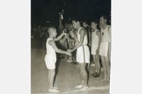 国威発揚を目的に企画された「戦捷祈願聖鉾リレー」で、青山小学校の生徒から孫基禎さんに引き継がれる聖矛