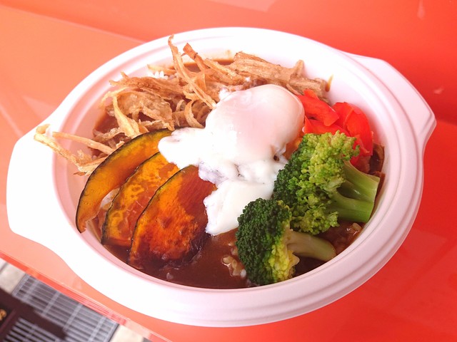 野菜たっぷりで人気の牛すじカレー