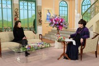 「徹子の部屋」に出演する麻実れい（左）と司会の黒柳徹子＝テレビ朝日提供